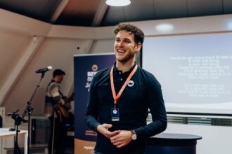 Ruben Koudstaal die les geeft op de school voor jonge leiders