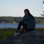 Erna Ooms op een rots na wandelen - genezen van MS