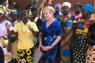 evangelist Heidi Baker tussen aanbiddende vrouwen in Mozambique