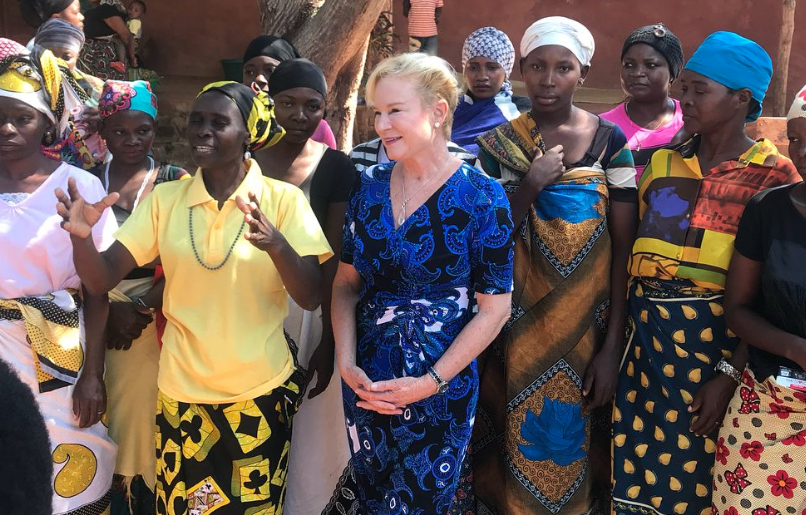 evangelist Heidi Baker tussen aanbiddende vrouwen in Mozambique