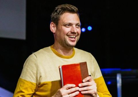 Stefan van Eck met de bijbel in zijn hand