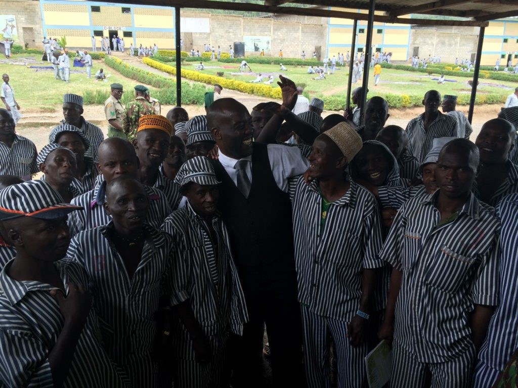 Pete als geestelijk begeleider vanuit Antwoord in een gevangenis in Kenia, samen met gevangenen waar hij veel mee optrekt