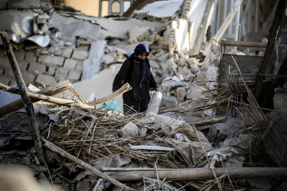 vrouw in puin aardbeving Turkije