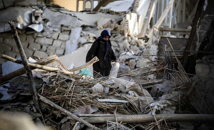 vrouw in puin aardbeving Turkije