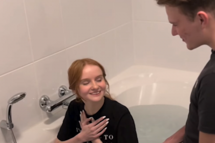 Bregje wordt gedoopt in badkuip