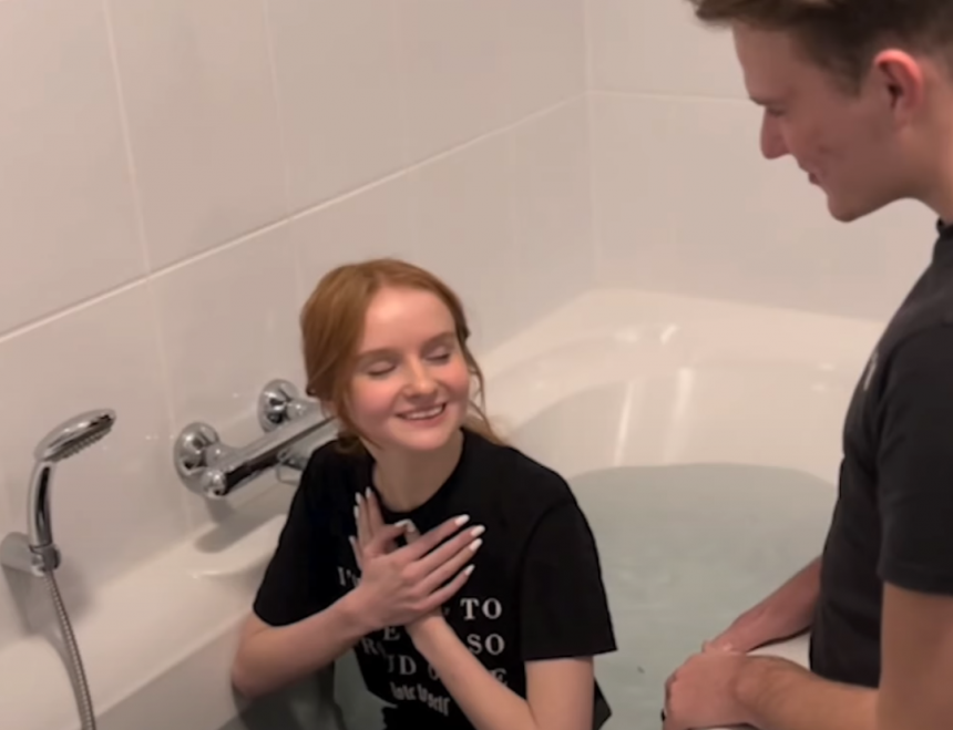Bregje wordt gedoopt in badkuip