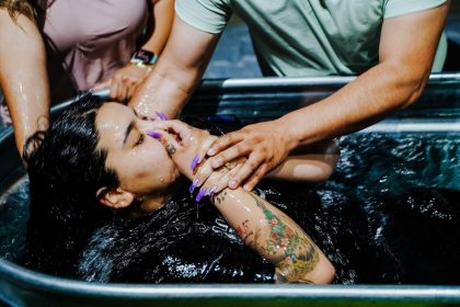 Afbeelding Unsplash van jonge vrouw die gedoopt wordt in badkuip