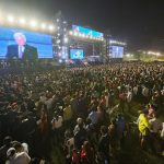 Menigte in Vietnam bij evangelisatiecampagne Franklin Graham, zichtbaar op grote scherm