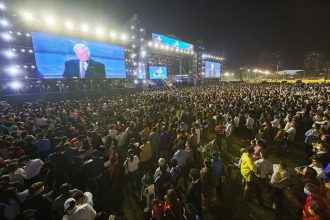 Menigte in Vietnam bij evangelisatiecampagne Franklin Graham, zichtbaar op grote scherm