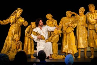 Jezus tussen beelden tijdens voorstelling Arts Alive