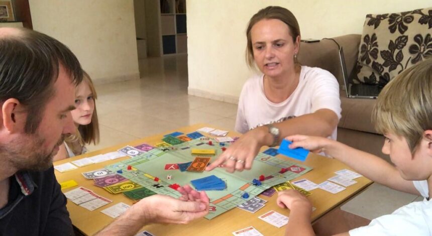 Harmen en gezin spelen spelletjes tijdens noodgedwongen thuis zitten in Soedan