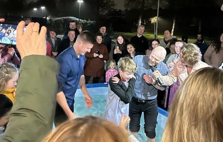 Jongeren worden buiten gedoopt tijdens de revival in Drachten