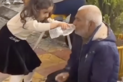 meisje deelt water met dakloze man naastenliefde in de praktijk geloven als een kind