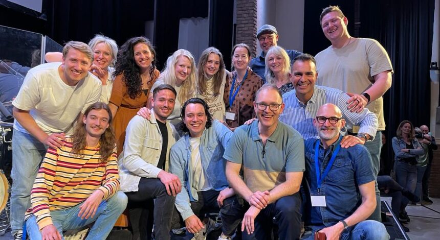Groepsfoto van sprekers, het worshipteam en andere teamleden tijdens de SPEAK LIFE conferentie in Bunschoten