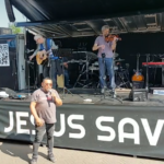 Screenshot van video waarop Vincent Berhitu evangelie deelt bij de Good News Truck