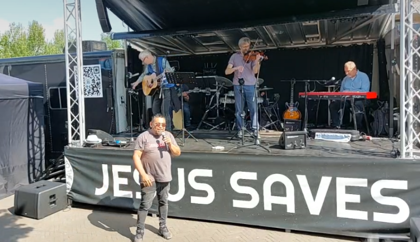Screenshot van video waarop Vincent Berhitu evangelie deelt bij de Good News Truck