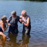80-jarige man doopt zijn vrouw in natuurwater