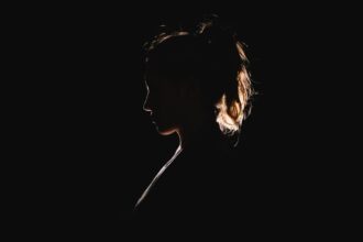 Vrouw in het donker
