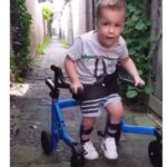 Foto van zoontje Deborah Troost met hulpmiddel die hij toen nog nodig had om te lopen