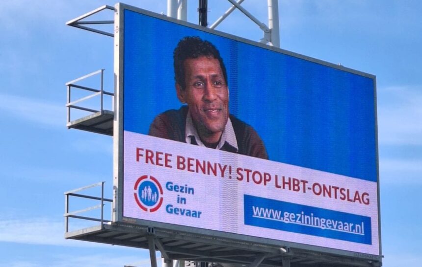 'Free Benny! Stop LHBT-ontslag' op billboard langs snelwegen op initiatief van Gezin in Gevaar