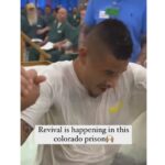 Screenshot van reel van God behind bars waarin een gedetineerde gedoopt wordt