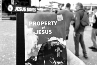 Foto van evangelisatieboekje dat uitgedeeld werd tijdens Gospel Manifestatie Noordwijk, met op de achtergrond de Good News Truck