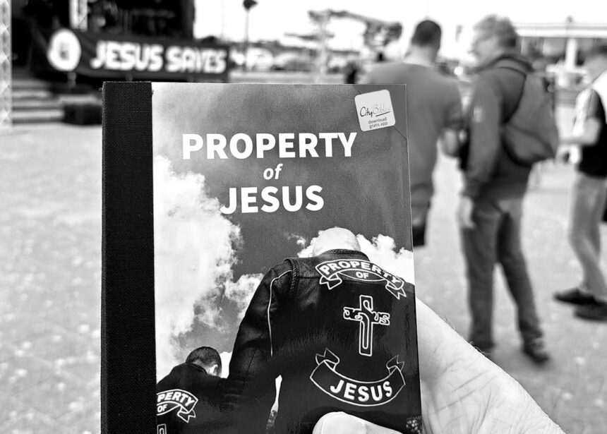 Foto van evangelisatieboekje dat uitgedeeld werd tijdens Gospel Manifestatie Noordwijk, met op de achtergrond de Good News Truck