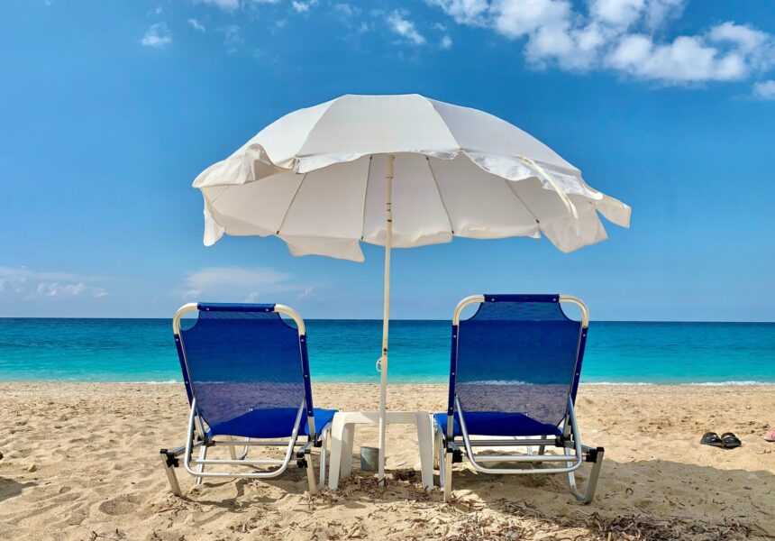 Lege stoelen met een parasol op het strand