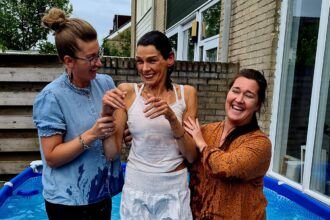 Rosita wordt door 2 vrouwen gedoopt in bad in achtertuin