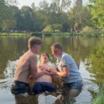 Jongen wordt gedoopt in het Vondelpark in Amsterdam