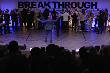 Breakthrough Conference Levende Steen Ministires voorbede moment Edgar Holder