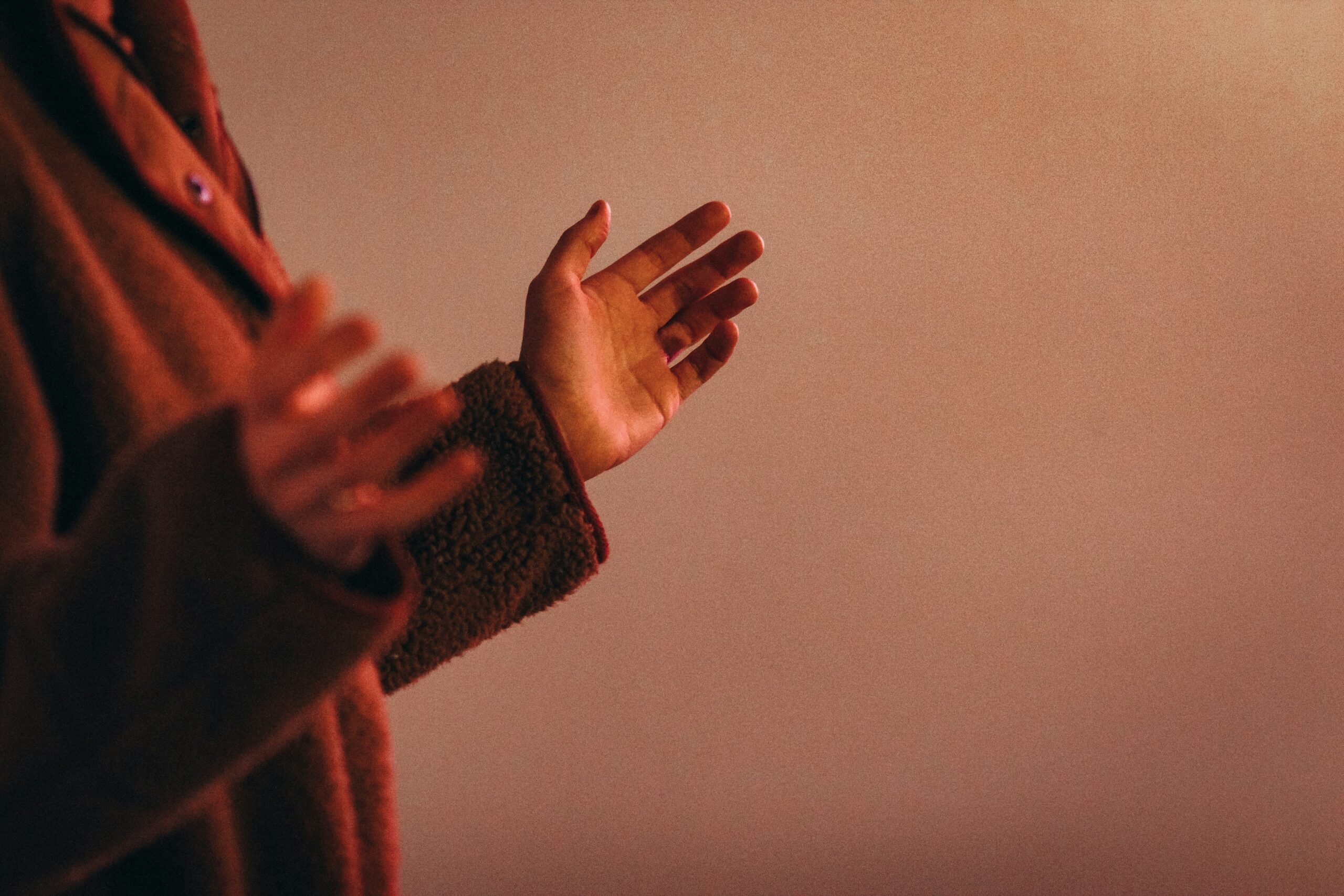 Worship with gestures: Girl sings for her deaf father and woman learns sign language to praise God with her husband (video) - Home